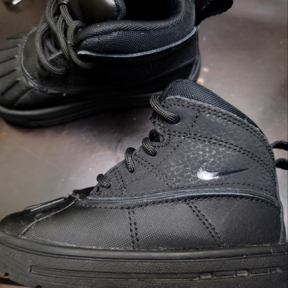 Nike toddler size 7c sneakerboots
